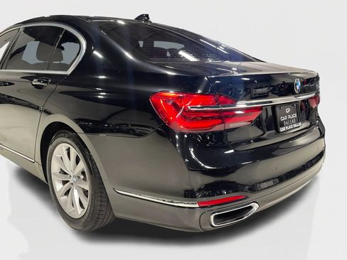 Used 2018 BMW 740i image 11