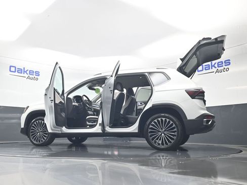 Used 2025 Volkswagen Taos SE FWD image 59