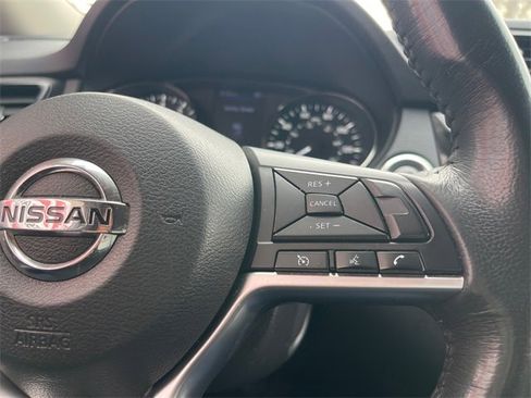 Used 2018 Nissan Rogue SV image 13