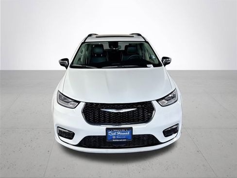 Used 2023 Chrysler Pacifica Limited w/ Uconnect Theater Family Group image 3