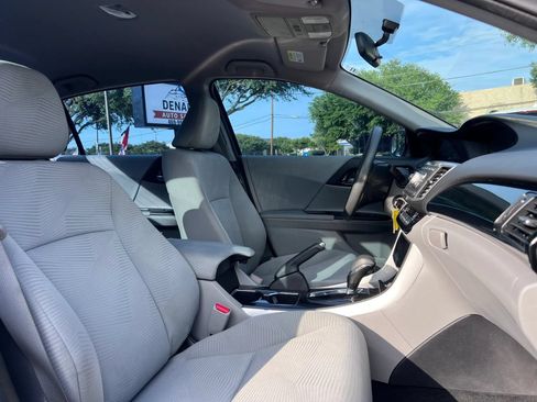 Used 2017 Honda Accord LX image 28
