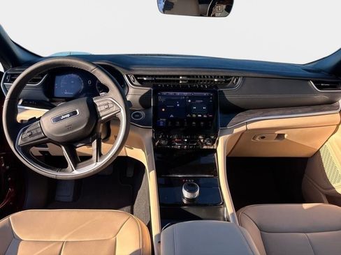 Used 2025 Jeep Grand Cherokee Limited w/ Black Appearance Package image 13