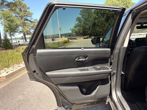 Used 2024 Nissan Pathfinder Platinum image 22