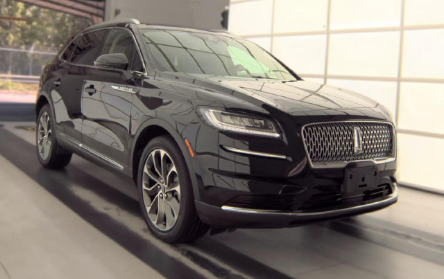 Used 2022 Lincoln Nautilus Reserve AWD/4WD image 2