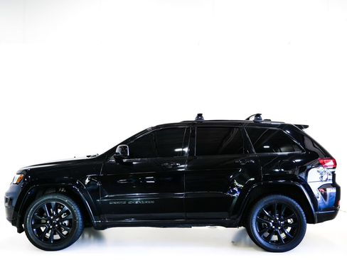 Used 2021 Jeep Grand Cherokee Laredo X AWD/4WD image 5