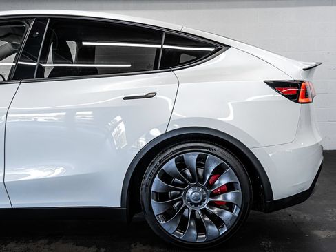 Used 2023 Tesla Model Y Performance AWD/4WD image 13