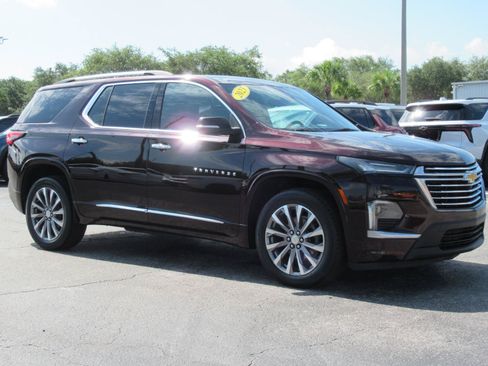 Used 2023 Chevrolet Traverse Premier FWD image 4