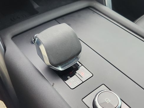 Used 2021 Land Rover Discovery S image 11