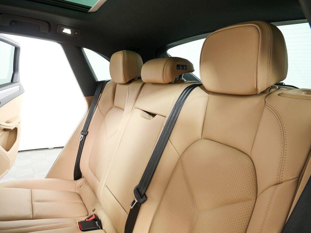 Certified 2026 Porsche Macan AWD/4WD image 22