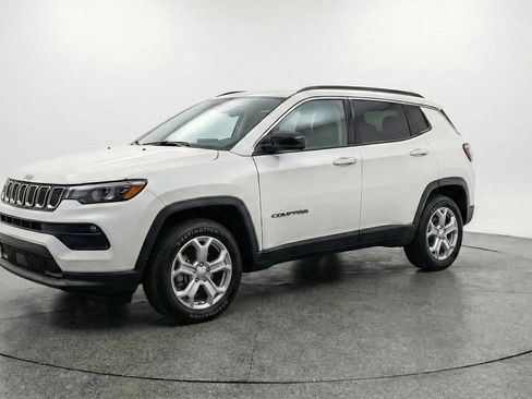 Used 2025 Jeep Compass Latitude image 3
