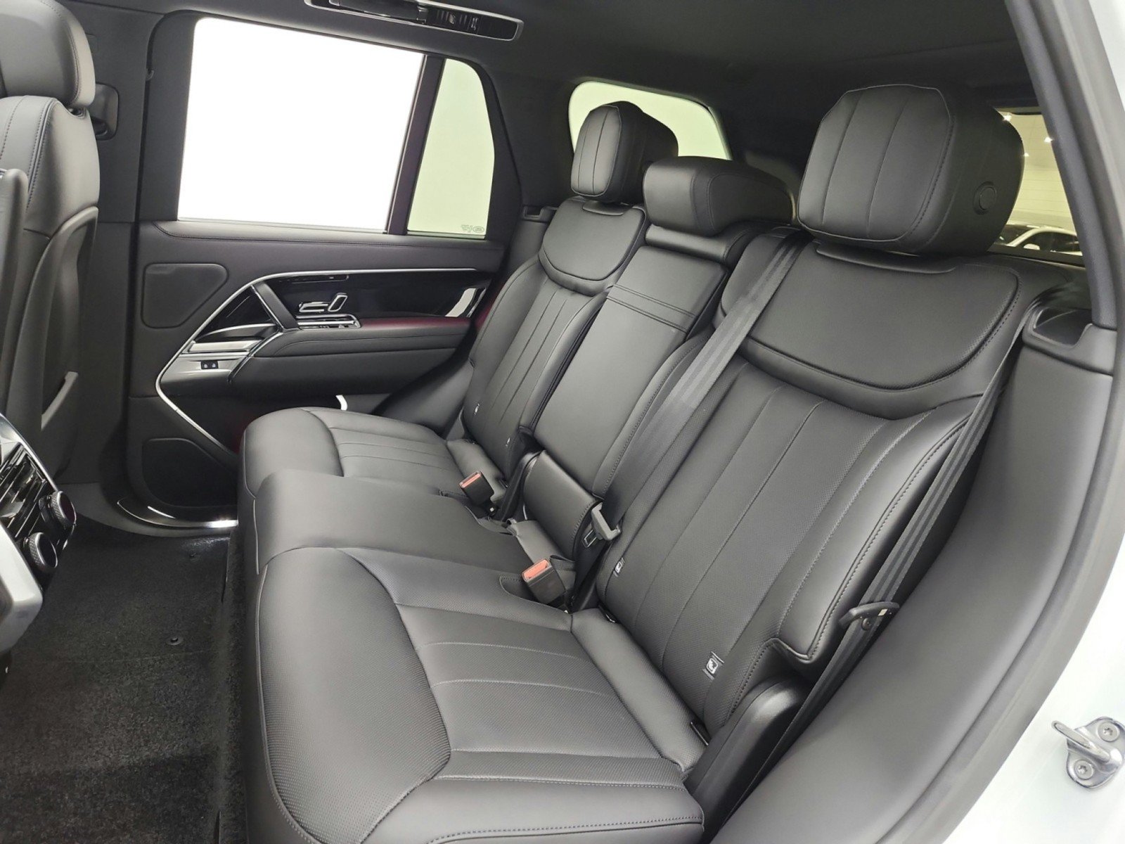Used 2026 Land Rover Range Rover SE AWD/4WD image 13