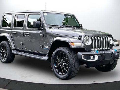 Used 2023 Jeep Wrangler Unlimited Sahara AWD/4WD image 2