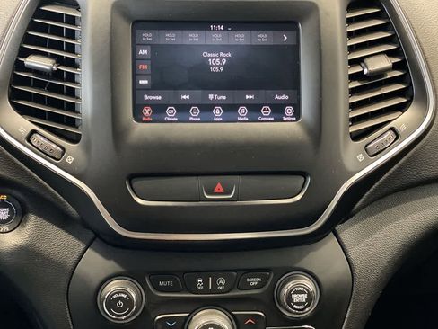 Used 2019 Jeep Cherokee Latitude Plus image 19