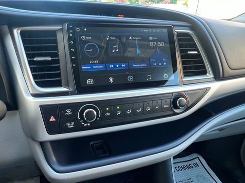 Used 2019 Toyota Highlander LE AWD/4WD image 22