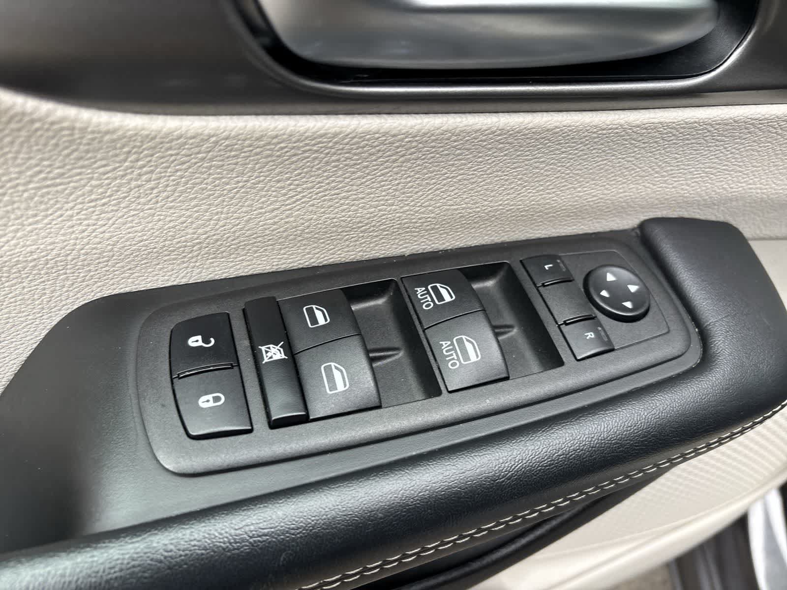 Used 2023 Chrysler Pacifica Touring-L FWD image 10