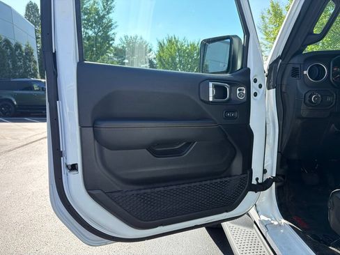 Used 2024 Jeep Wrangler Unlimited Sahara w/ Technology Group AWD/4WD image 16