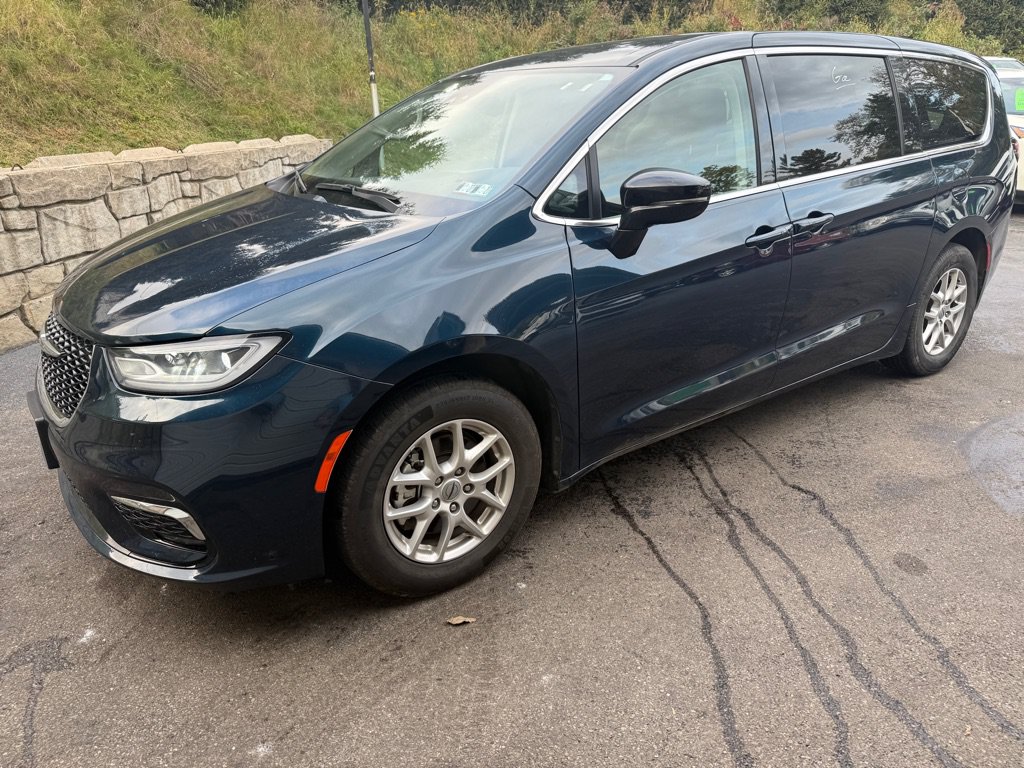 Used 2024 Chrysler Pacifica Touring-L FWD image 4
