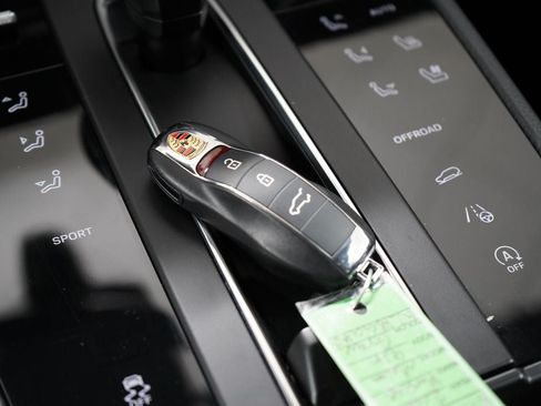 Used 2024 Porsche Macan AWD/4WD image 22