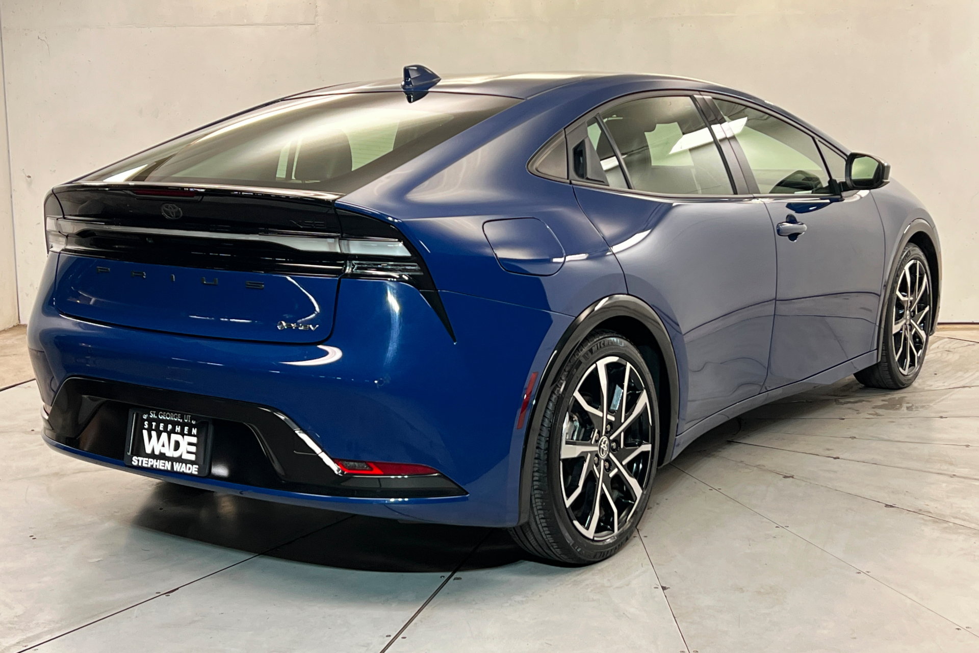 Certified 2025 Toyota Prius Plug-In Hybrid FWD image 6