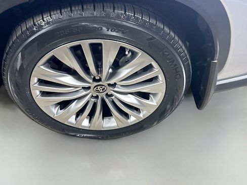 Certified 2024 Toyota Highlander Platinum AWD/4WD image 9
