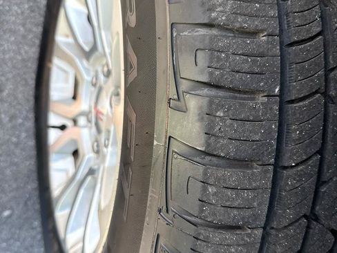 Used 2017 GMC Yukon SLT AWD/4WD image 9