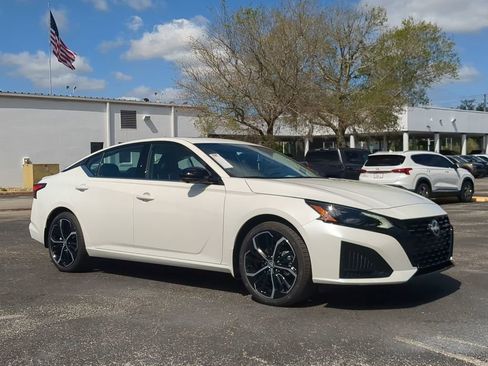 New 2026 Nissan Altima 2.5 SR w/ SR Premium Package FWD image 2