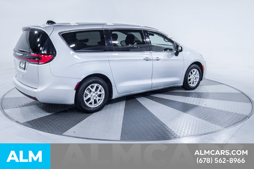 Used 2023 Chrysler Pacifica Touring-L FWD image 10