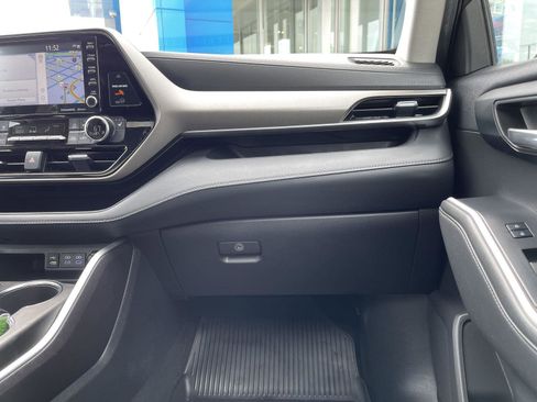 Used 2022 Toyota Highlander XLE AWD/4WD image 31