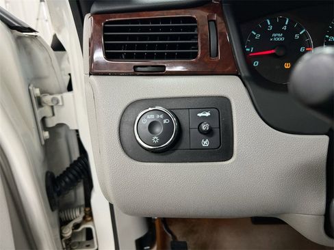 Used 2009 Chevrolet Impala LT image 17