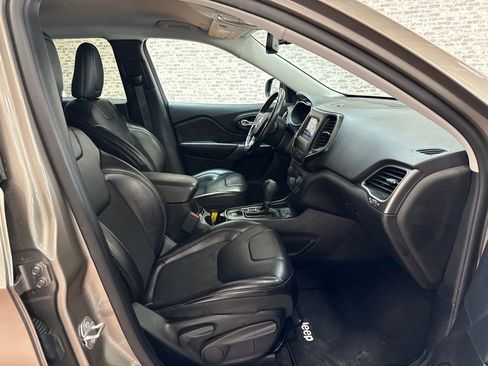 Used 2019 Jeep Cherokee Latitude Plus w/ Comfort/Convenience Group FWD image 11