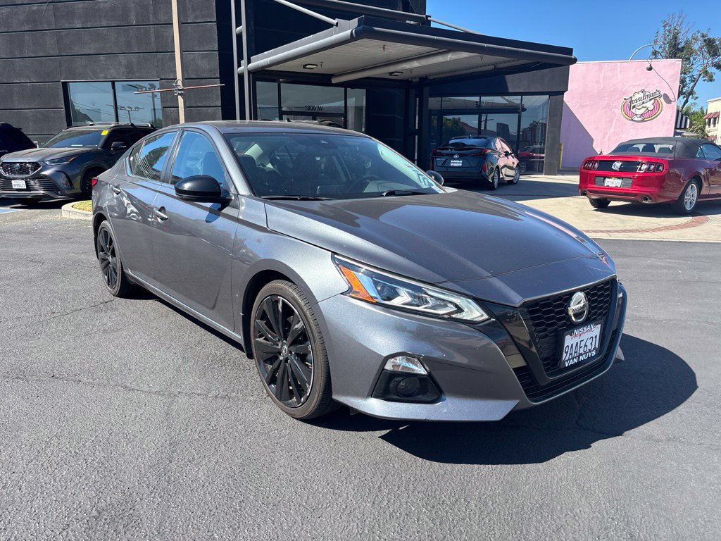 Used 2022 Nissan Altima 2.5 SR w/ Midnight Edition Package FWD image 2