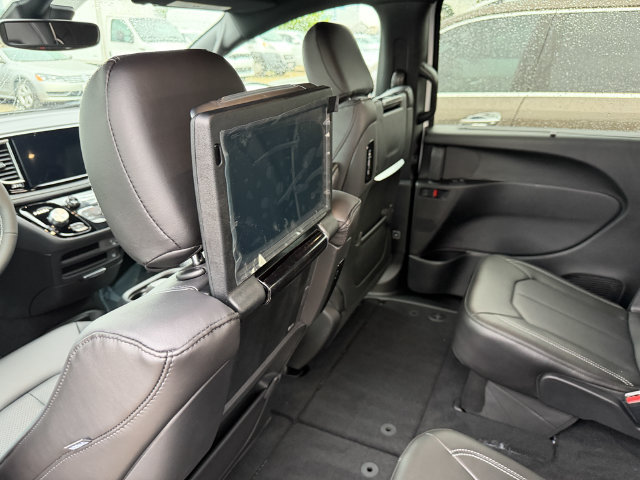 New 2026 Chrysler Pacifica Select AWD/4WD image 24