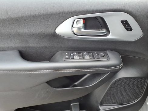Used 2025 Chrysler Pacifica Limited FWD image 10
