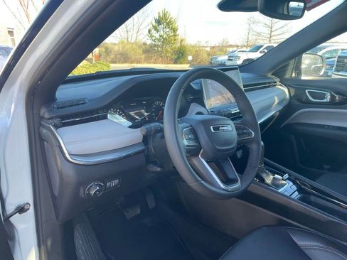 Used 2023 Jeep Compass Limited image 10