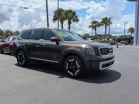 Used 2024 Kia Telluride S w/ S Sunroof Package FWD image 2
