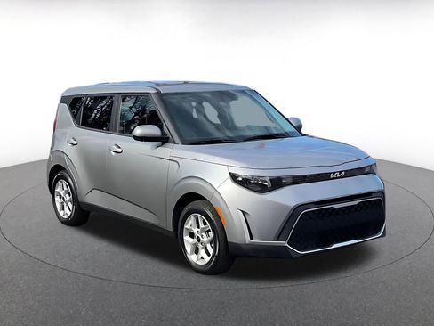 Used 2025 Kia Soul LX w/ LX Technology Package image 2