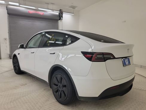 Used 2024 Tesla Model Y Long Range AWD/4WD image 3
