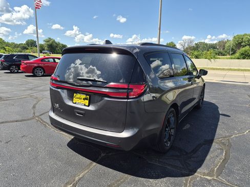 Used 2022 Chrysler Pacifica Touring-L w/ S Appearance Package FWD image 8