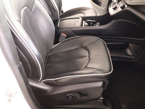 Used 2025 Chrysler Pacifica Limited FWD image 16
