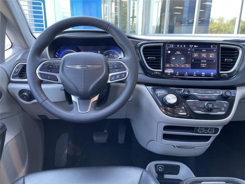 Used 2024 Chrysler Pacifica Touring-L FWD image 16
