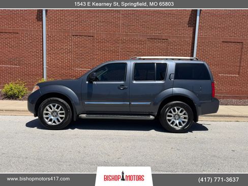 Used 2011 Nissan Pathfinder LE w/ Navigation Pkg AWD/4WD image 2