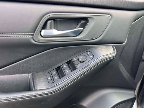 Used 2025 Nissan Rogue SV w/ SV Premium Package FWD image 17