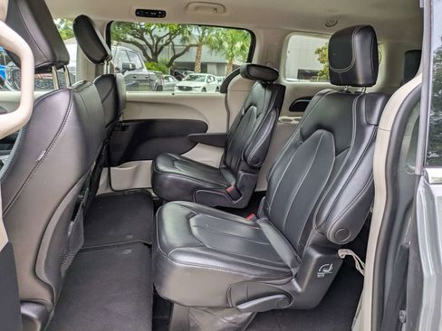 Used 2023 Chrysler Pacifica Touring-L FWD image 14
