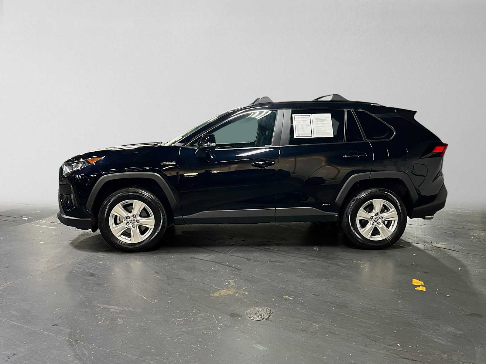 Used 2021 Toyota RAV4 LE AWD/4WD image 6