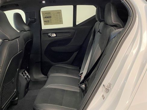 Used 2021 Volvo XC40 P8 Recharge w/ Advanced Package AWD/4WD image 9