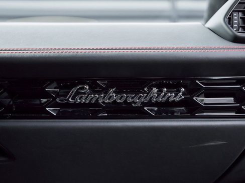 Used 2020 Lamborghini Huracan EVO image 40