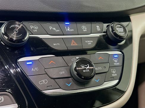 Used 2019 Chrysler Pacifica Touring-L Plus w/ Advanced Safetytec Group FWD image 23