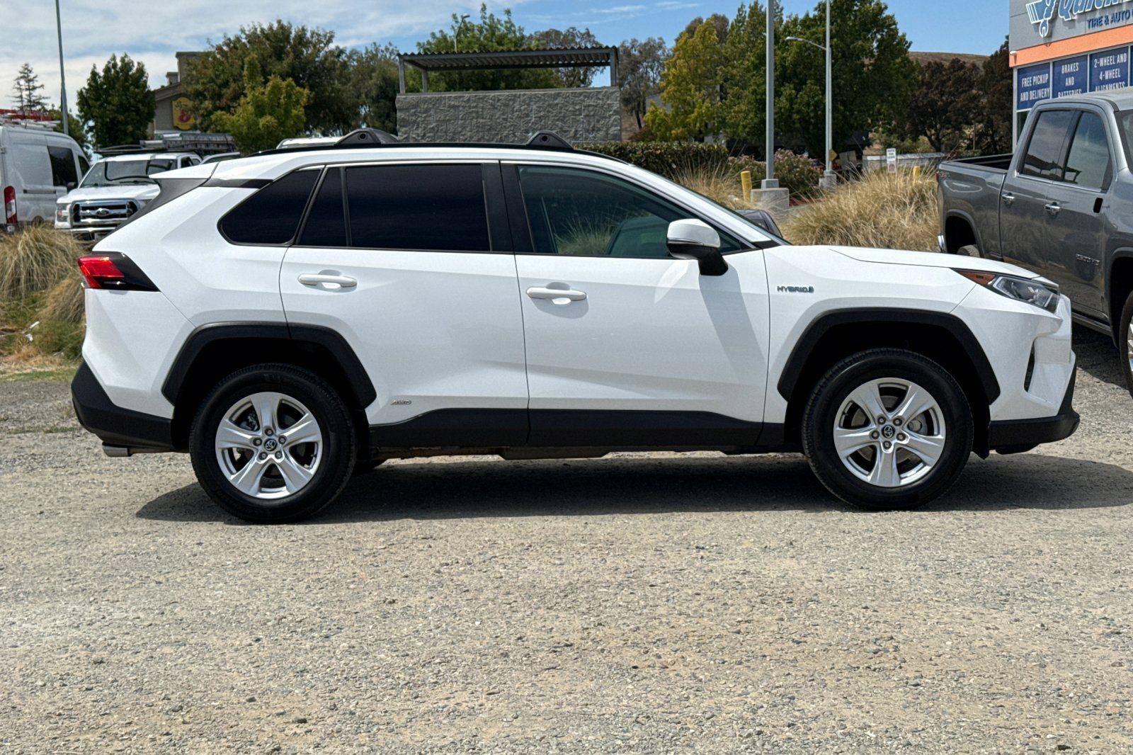 Used 2020 Toyota RAV4 XLE w/ Convenience Package AWD/4WD image 3