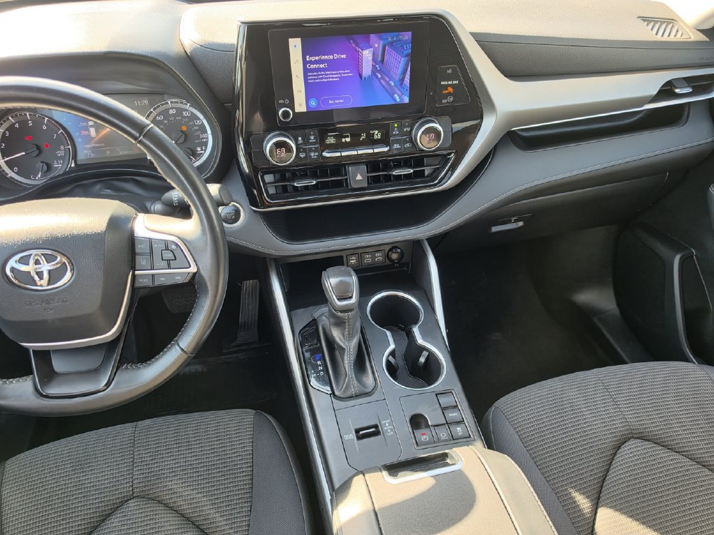 Used 2025 Toyota Highlander LE FWD image 17