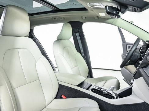 Certified 2025 Volvo XC40 B5 Plus image 24